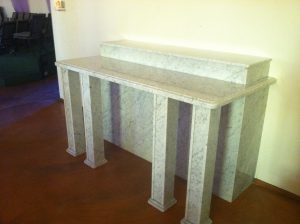 A marble table with two pillars on each side.